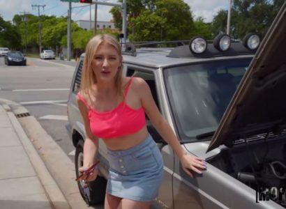 Cách cô nàng đỏng đảnh trả công cho anh chàng sửa xe hộ