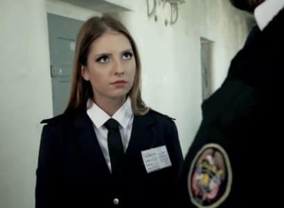 Nữ quản ngục và anh chàng nhân viên may mắn