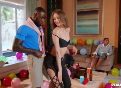 Dâm nữ Kyler Quinn quyến rũ anh da đen ở bữa tiệc và cái kết