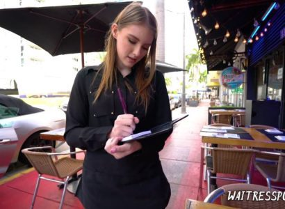 Vô tình gạ địt em phục vụ xinh xắn và cái kết bất ngờ