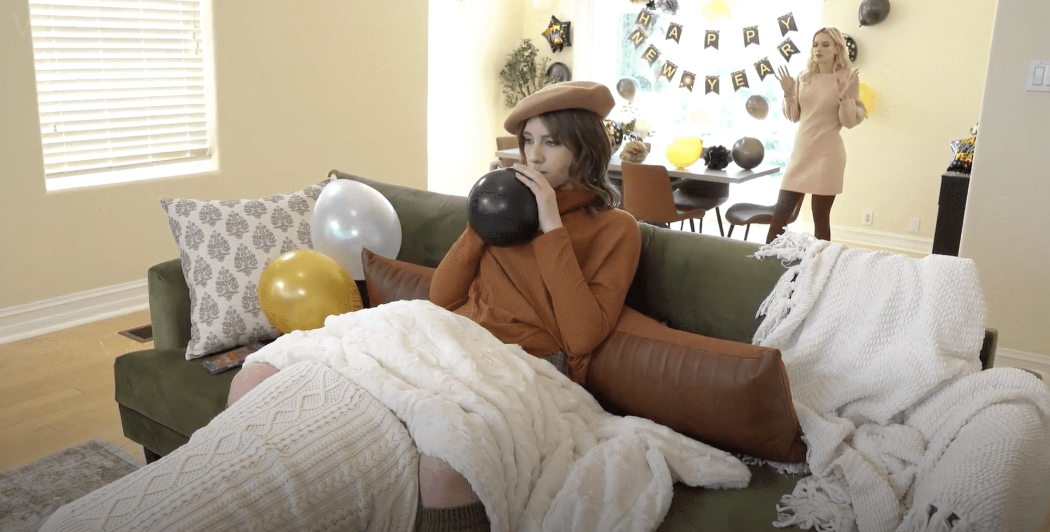 Lén lút đụ nhau với cha dượng khi cả nhà đang tiệc tùng