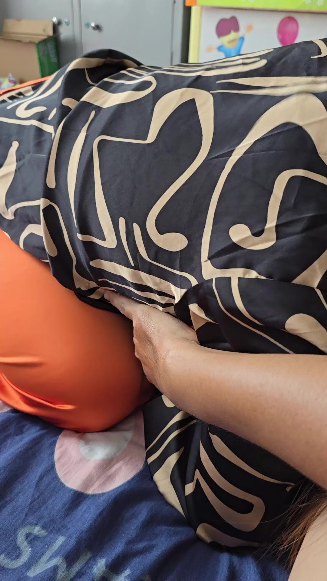 Sáng sớm trả bài cho vợ làm cô giáo