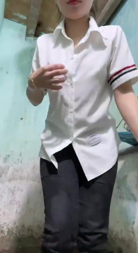 Bé này phải 4 thằng đụ mới sướng